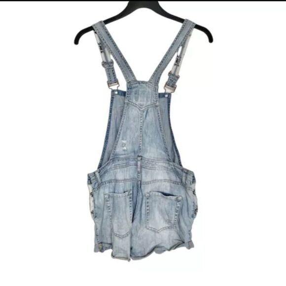 Forever 21 Womens Overall Shorts Size 29 Rolled Up Jean Light Wash Distressed - Picture 2 of 12